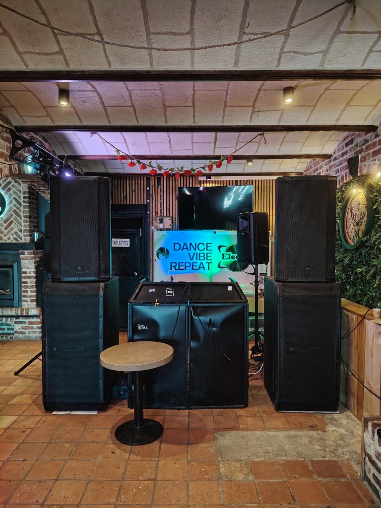 Bar et sonorisation installés pour une soirée