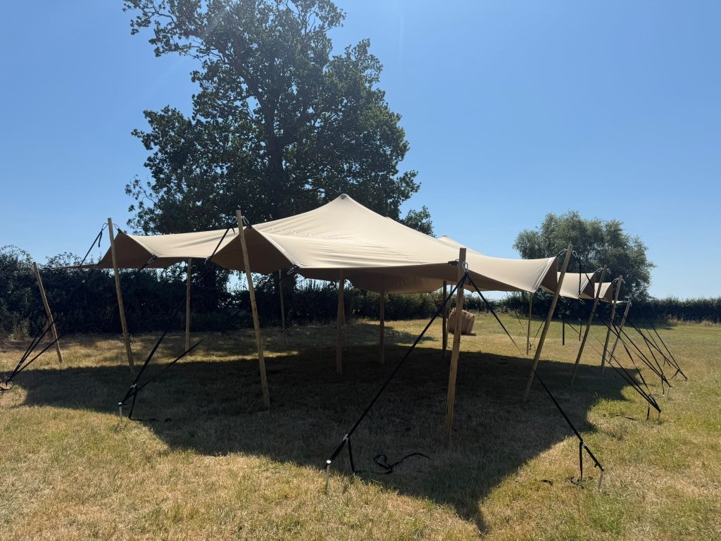 Grande tente stretch installée sur le domaine champêtre Marée Sonore